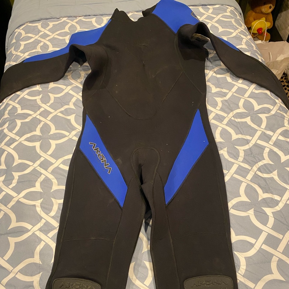 Akona wetsuit size large